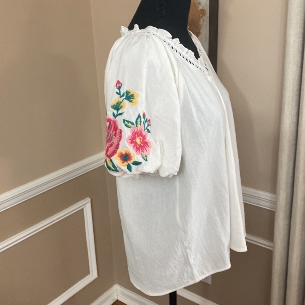 Savanna Jane Embroidered Top Small NWT - Picture 3 of 9
